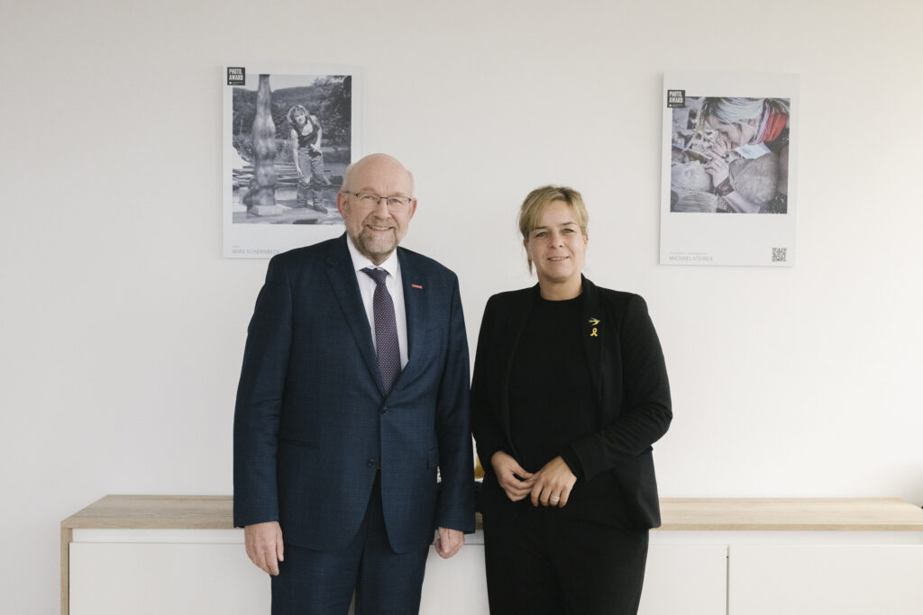 Starke Handwerkerinnen im MinisteriumWirtschaftsministerin Mona Neubaur empfängt HWK-Fotoausstellung in Düsseldorf