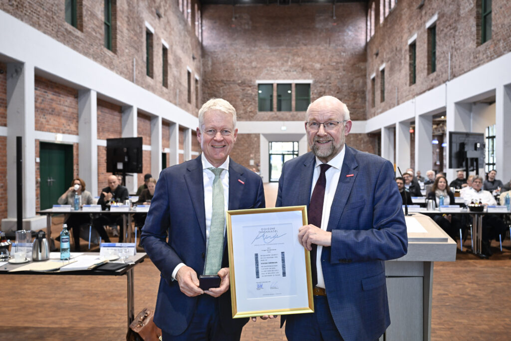 „Navigator, Übersetzer und Brückenbauer“ Handwerkskammer Dortmund verleiht Goldene Ehrennadel an Holger Schwannecke
