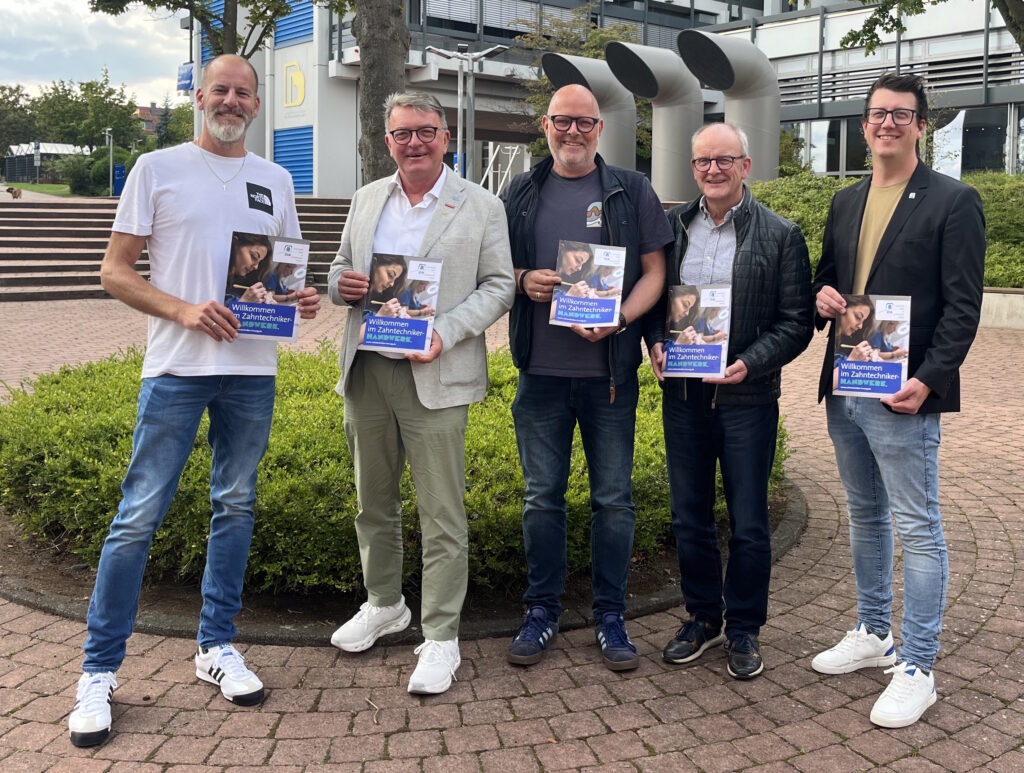 Neue Ausbildungsbroschüre für angehende Zahntechnikerinnen und Zahntechniker